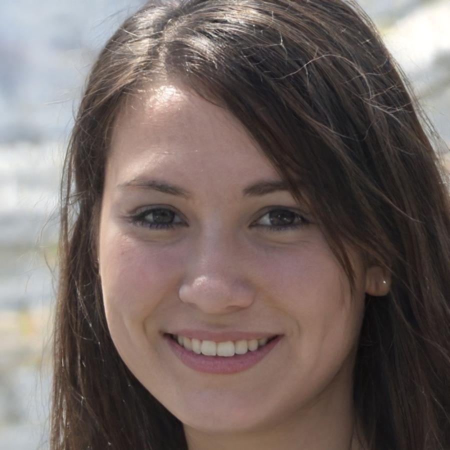 Teilnehmerin arbeitet mit KI-Studienmaterialien und Dokumentation